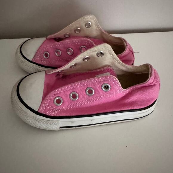 Converse Pink Baby Toddler Size 6 Low Top Sneakers No Laces - Picture 2 of 7